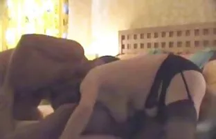 فيديو مجاني يأخذ الصبي فتاة ورجل خلال حفلة العهرة.