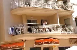 فيديو مجاني مخفي كام فتاة بدون سراويل على الشرفة