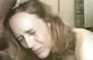 فيديو مجاني هذه الزوجة العاهرة تحب الكريم الأسود.