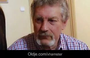 فيديو مجاني الرجل العجوز يمارس الجنس مع الفتاة الساخنة بينما زوجته في المنزل