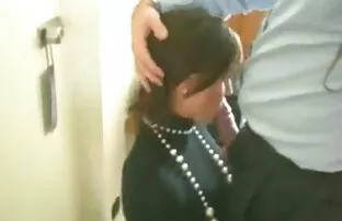 فيديو مجاني وقحة مكتب ضربات رئيسها. إستمتع