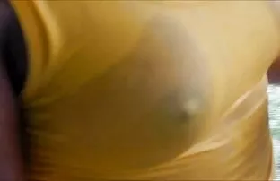فيديو مجاني غطاء محرك السيارة في ملابس مبللة