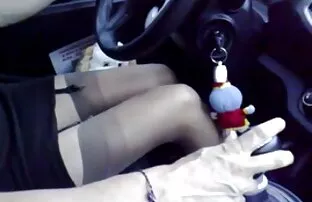فيديو مجاني زوجة صديق الزوج يقود سيارة وهو يراقب قدميه