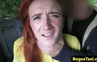 فيديو مجاني طالب زنجبيل يستغل من قبل سائق سيارة أجرة مزيف