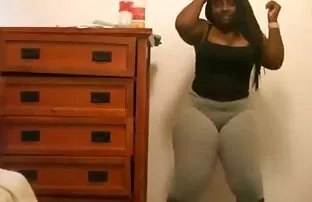 فيديو مجاني كعكة الأبنوس BBW في طماق رمادية