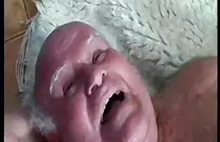 فيديو مجاني الرجل العجوز يمارس الجنس مع سن المراهقة 15