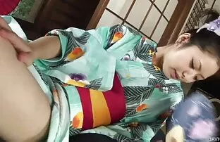 فيديو مجاني تستخدم Kinky Hana زجاجة للعب بوسها حتى تصبح