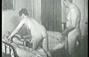 فيديو مجاني الرجل العجوز لديه الثلاثي الساخن مع فتاتين قرنية في غرفة النوم