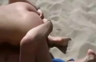 فيديو مجاني شاطئ عراة صغيرة الثدي الثلاثي مع الجمهور