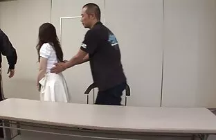 فيديو مجاني الجمال الشاب يحصل على نظرة داخلية من قبل مجموعة من الناس