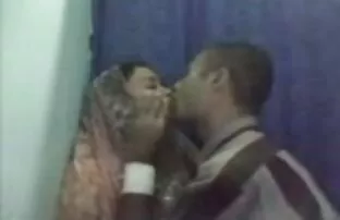 فيديو مجاني زوجان في سن المراهقة يمارسان الجنس في مقهى إنترنت