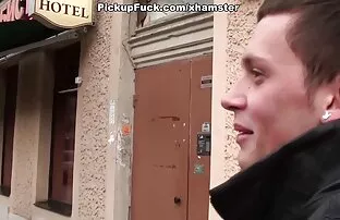 فيديو مجاني امرأة سمراء في جوارب مارس الجنس في مرحاض عام