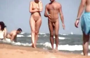 فيديو مجاني شقراء في شاطئ العراة