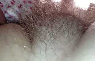 فيديو مجاني أغلق شعره الناعم الناعم فوق الكومة.