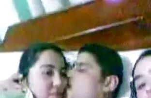 فيديو مجاني رجل عربي يقبل فتاة مصرية عربية في السرير