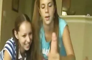 فيديو مجاني في سن المراهقة رقم 10 أخذت صديقتها المفضلة معًا لترى