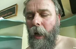 فيديو مجاني في سن المراهقة أقرن من قبل رجل يبلغ من العمر